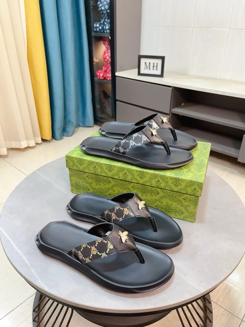 Men's shoes 💰260🌹🌹 (gucci-Gucci) New men's slippers, high-end boutique, made of cowhide, with exquisite embossed logo decoration on the upper, fine workmanship, super soft soles, casual, loose and comfortable, a must-have in summer! \nsize：38-44